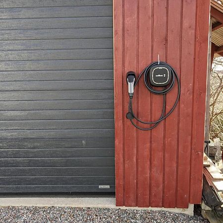 Trevlig Stuga Pa Landet, Centralt 8Km Fran Centrum エスキルスチュナ エクステリア 写真