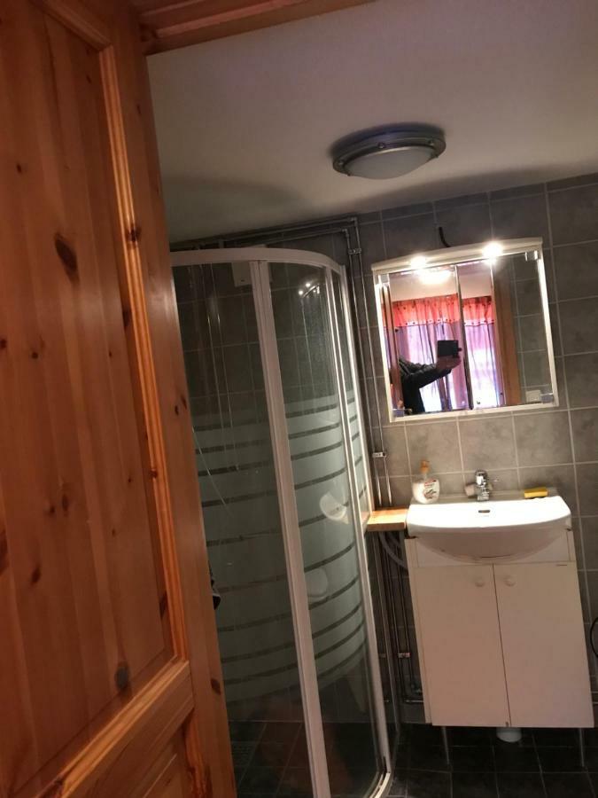 Trevlig Stuga Pa Landet, Centralt 8Km Fran Centrum エスキルスチュナ エクステリア 写真